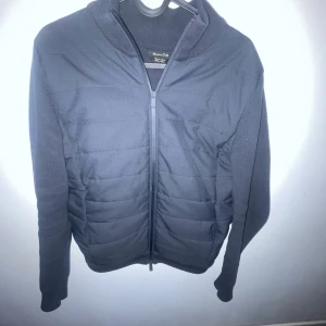 Cardigan - Säljer min nästan oanvända cardigan från Massimodutti för 1200kr.   Storlek S