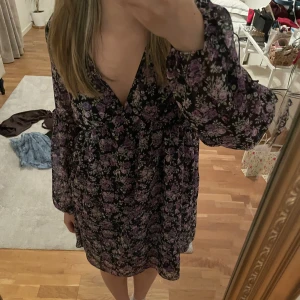 Somrig klänning - Sååå fin klänning från hm. Jättefin modell och jätteskön att ha på sig. Skriv för fler bilder💗