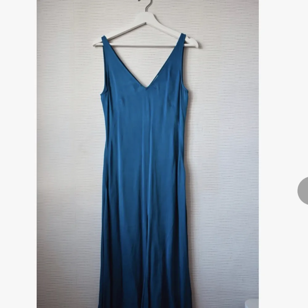 Maxiklänning i världens snyggaste blåa färg, lite tjockare och lyxigt satintyg. Köpt på Arket för 900 kr, säljer för 400. Enbart använd en gång på bal. Storlek XS✨ . Klänningar.