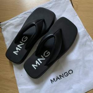 Säljer en finare variant av ett par flip flops från Mango i storlek 38. Endast använda en gång därför som nya. Köpare står för frakten! 