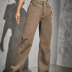 Jeans - Säljer denna jeans med coola detaljer i storlek L men passar en M, köparen står för frakten