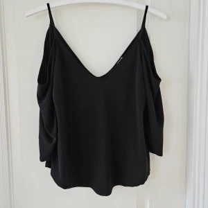 Linne Gina Tricot  - Superfint svart linne från Gina Tricot, med fina detaljer! Mycket bra skick! Storlek XS