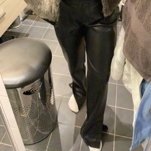 Skinnbyxor  - Skinnbyxor med slits, för långa på mig som är 160cm