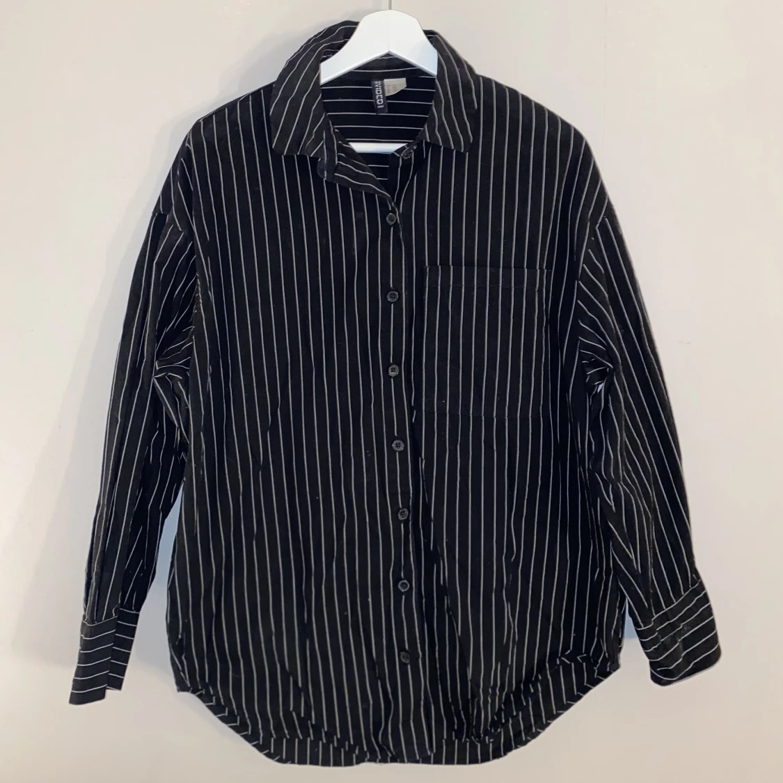 Svart/vit randig oversize skjorta - 90