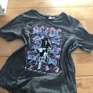 T-shirt  - AC-DC tröja! Knappt använd!