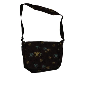 axelremsväska  - axelremsväska med dödskallar på. den är stor och man får plats med mycket i den. längden på bandet är justerbart. hör av dig om du har frågor🫶