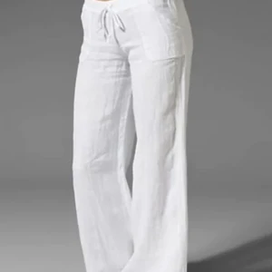 Linnebyxor  - Jättefina linnebyxor som var lite för taighta på mina lår. Köpte för 259 och säljer för 149. Dem är knappt använda, tror jag har haft på mig dem en gång.