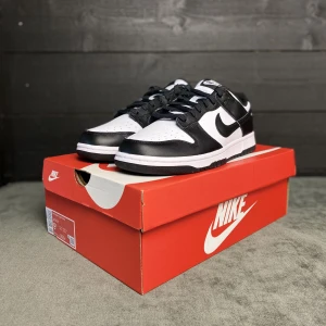 Nike Dunk Low Panda  - Nike Dunk Low Panda  Helt Nya 10/10 Kontakta gärna mig vid  intresse/funderingar. Kika på vårt breda sortiment på insta ’crepstopse’