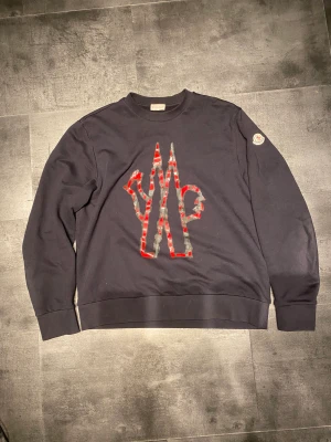 Moncler - Jättesnygg Moncler sweatshirt som inte använts mycket. Tröjan är självklart äkta (köpt ifrån NK Göteborg). Storlek XXL men passar definitivt XL/L. Pris kan diskuteras vid snabb affär!