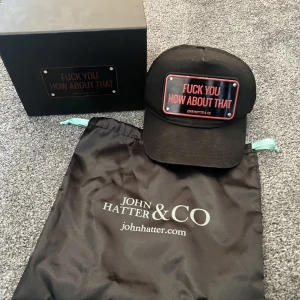 John hatter keps - John hatter keps ” fuck you how about that ” - Skick 8/10 - One size - 400 kr - skicka pm för fler bilder etc 