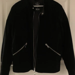 Mockajacka  - Supercool mockajacka från King x JOFAMA.  Endast testad en gång och är i mansstorlek, storlek 50 så motsvarar medium. Exklusivt märke där nypriset är 3000 kr, men detta är en äldre modell så mitt pris är 1350 kr!!