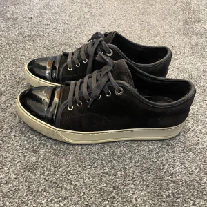 Lanvin  - Lanvin cap toe navy - Väldigt slitna, beaters - Size 7/41 men är mer som 8 då dom är väldigt intresserad uttöjda så funkar för 43/42 - 700 kr