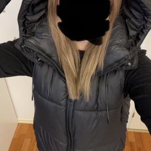 Zara väst - Jättefin vår väst ifrån zara i storlek Xs men passar även S🖤 Västen är jätteskön och håller en varm🤍 köptes för mer än 1 år sedan!🤍inga hål eller slitage 🩶 Nypris: 400kr är ganska säker att den inte går att köpa längre!🤍  