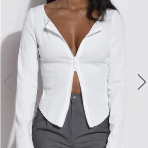 Tröja - Säljer denna blus från "Pretty little thing" så den tyvärr är för stor för mig. Aldrig använd! (Första bilden är lånad)