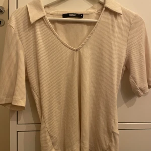 Beige topp - Topp från Bik Bok. St. M. Köpt ca.2 år sen men har bara används några få gånger.