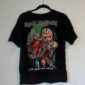 Iron maiden tröja - OBS inte äkta från Iron maiden. Inga tecken på användning och i bra skick.