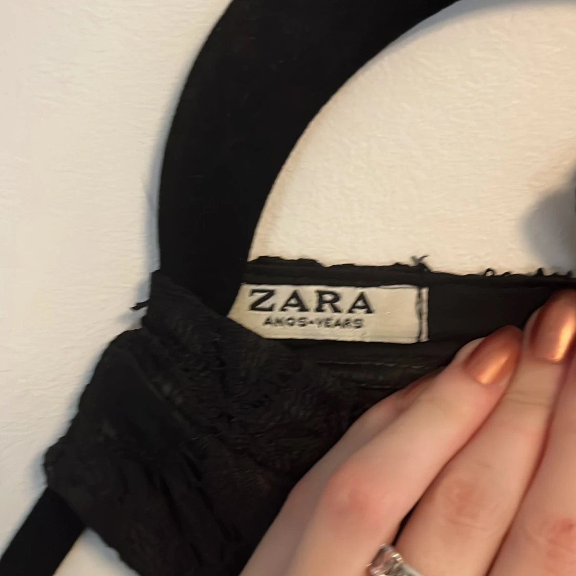 Svart klänning med blommigt tyg - 91