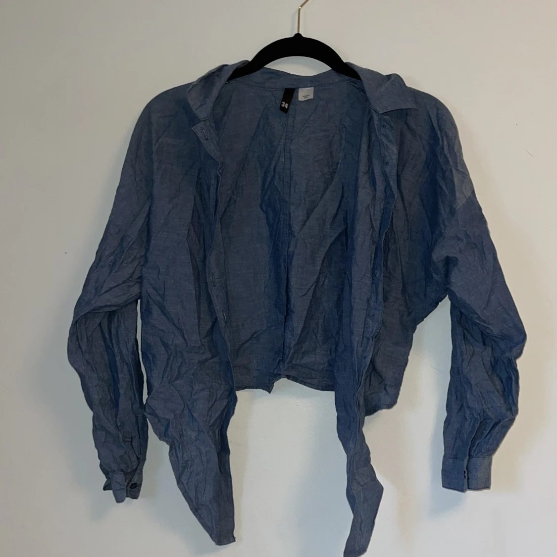 Blå skjorta man kan knyta 