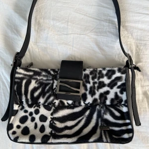 Baguette väska  - Söt väska med fakepäls:) 