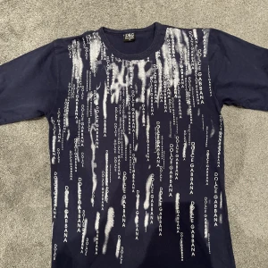 Dolce & Gabbana tshirt - Säljer denna d&g T-shirten för den kommer inte till användning den är i bra skick skriv om ni har några frågor.