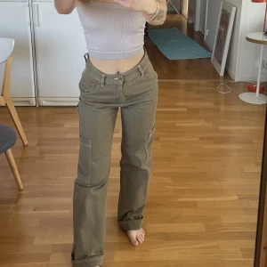Cargopants  - Skitsnygga cargopants i fint skick! Har vikt upp längst ner då dom är lite för långa för mig som är 160 cm. 