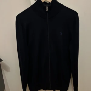 Ralph lauren hel zip  - Sparsamt använd ralph lauren zip säljer för att jag ej använder den längre  Skick:8,5/10  Pris kan diskuteras  Köparen står för frakten!