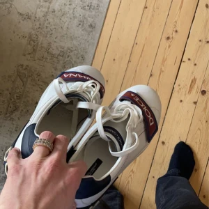 Dolce Gabbana skor - INTRESSEKOLL  Hej! Tänkte kolla vad de finns för intresse för dessa skor då jag har ett par som jag inte använder. Storlek 47 men passar mig som har 45-46. Lite använda men knappt några defekter.    Nypris 6700kr