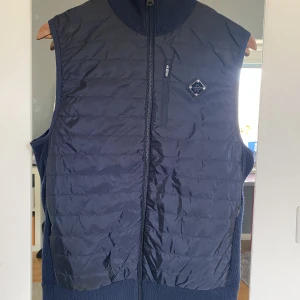 J.Lindberg väst - Tja!! Säljer nu min J.Lindberg väst som jag köpte på Zalando för 1600kr, strl S knappt använd, skick 10/10, priset kan minska vid en snabb affär