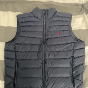 Polo väst - Hej säljer min nya polo väst, Västen är helt ny den är köpt för bara nån dag sen. 3100 nypris för västen men tar 2200 vid snabb affär 
