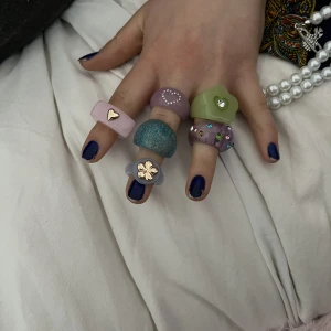 Ringar  - Aldrig använda ute o passar dem flesta fingrar skulle jag tro då dem är ”stora” men ramlar inte av lätt ändå 