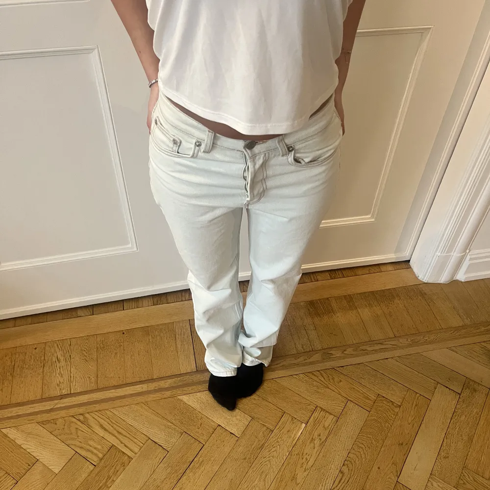 Zara jeans i en sjukt snygg färg😍 finns inte att köpa längre. Midjemått 37 cm, innerbenslängd 84 cm. Jeans & Byxor.