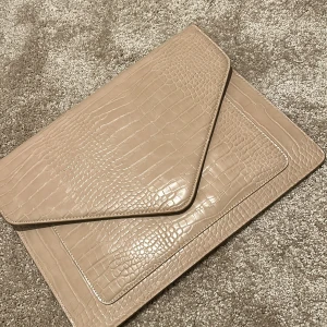 Datorfodral  - Datorfodral köpt från Ginatricot, ormskinn beige 