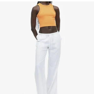 Slutsålda linnebyxor från hm💕 - Jätte fina slutsålda linnebyxor från hm i färgen vit. Säljer pg av att det är förkorta för mig som är 162 ish💕💕