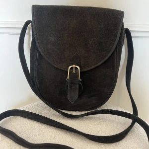 Svart handväska  - Svart handväska med axelrem. 