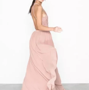 Balklänning  - Helt oanvänd med lappar kvar! Ljusrosa färg!