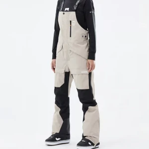 Skidbyxor - Skidbyxor/överdragsbyxor från montec, helt ok skick, lite slitna och har märken från en rail, tror det är olja av något slag. Ställ gärna frågor! Storlek M. Jätte praktiskt med hängslen. Vadderade.  Nypris 2299. Säljer matchande jacka✨