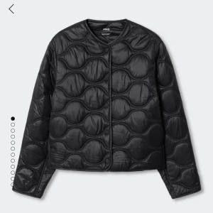 Mango jacka  - Säljer denna populära vårjacka från Mango!💗Den är i nyskick och prislappen sitter kvar. Frakt tillkommer💓