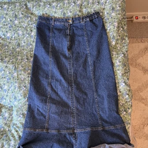 Jeans kjol  - Säljer denna fina kjol då jag tycker att den är lite för lång. Ganska liten i storleken. Pris kan diskuteras. Frakt ingår ej 