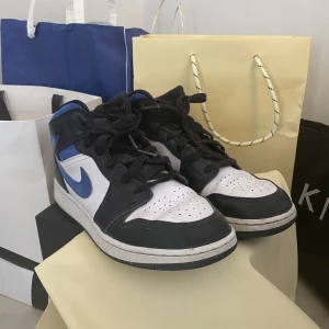 💕Fynda asnygga Jordan mids💕 - Säljer dessa Jordan mids blue köpta på restocks för ungefär ett år sedan! Skorna är i väldigt bra skick och väl omhändertagna och tvättade regelbundet. Inte mycket slitage eller större tecken på användning. 💗lite creasade men går att fixa