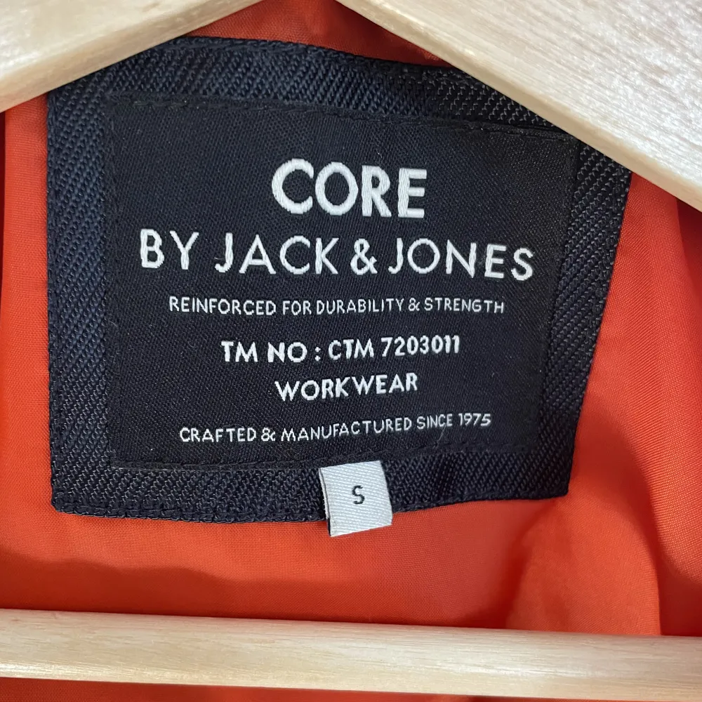 Mycket snygg Jack & Jones sommar jacka. Sparsamt använd. Säljer eftersom den har blivit för liten för mig. Pris kan diskuteras vid smidig affär 👍🏼. Jackor.