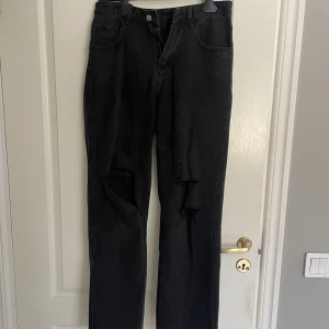 Svarta jeans - Säljer ett par svarta jeans för att de är för små på mig. Använd ett fåtal gånger och är i samma skick som när jag köpte de. Skriv privat för fler bilder!