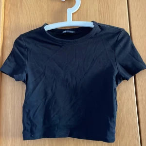 Magtopp  - Svart magtopp från zara