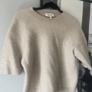 & other stories stickad tshirt🖤 - Säljer nu min assnygga stickad tshirt från & other stories🌟 Köpt förra våren i London, tröjan är i bra skick och har inga defekter🖤 Den är i storlek XS och sitter perfekt på mig som är en S och gillar lite oversized💫