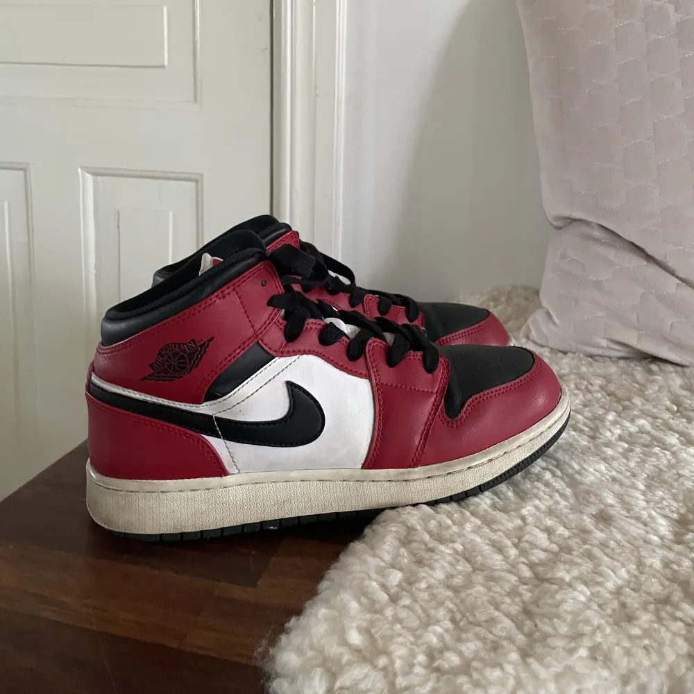 Jordan 1 i storlek 40, rätt så använda därav priset! Kan sälja de billigare vid snabb affär💕. Skor.