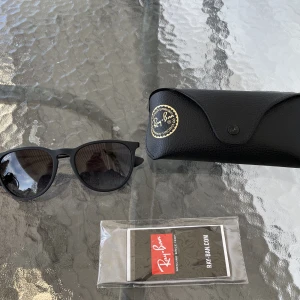 Rayban solglasögon  - Nya helt oanvända rayban solglasögon. Modellen Erika, Mattsvarta 