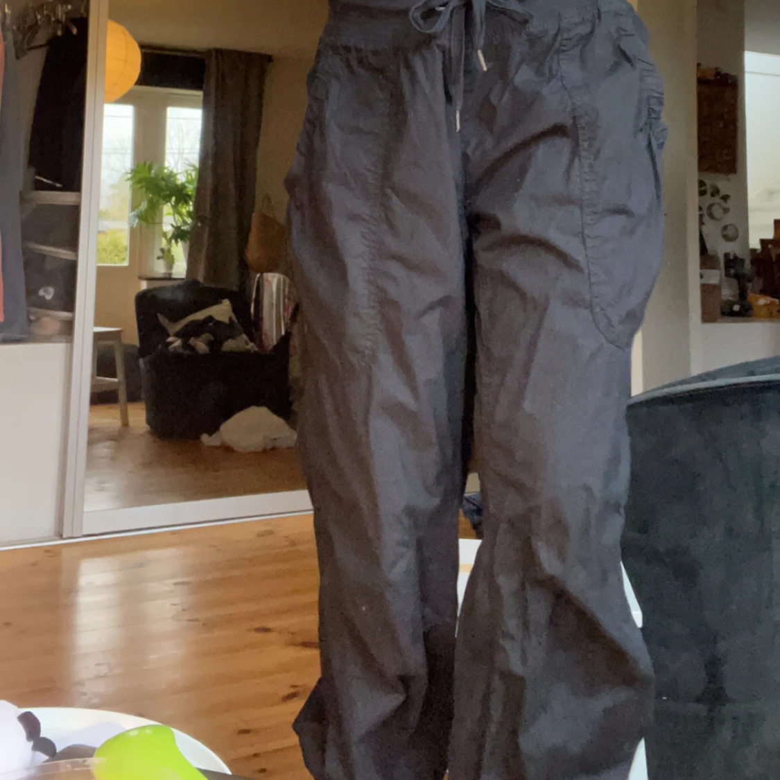 Svarta cargo byxor - 90