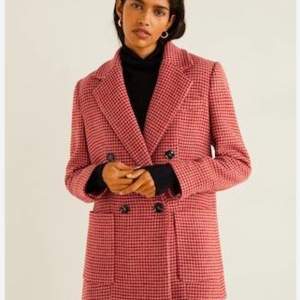 Blazer i ull från Mango, hundtandsmönstrad i röd-rosa (bild 3 återger färgen bäst).🍷💗 Dubbelknäppt och något oversized! Sparsamt använd och i gott skick!💖