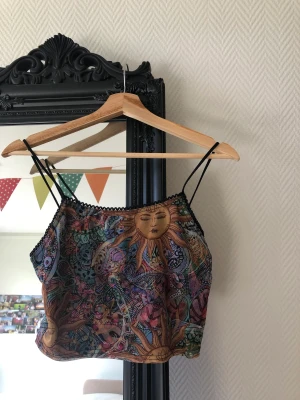 Färgglad stjärn mönstrad topp för sommaren - En skön somrig top, använd få gånger! Den är super fin och färgglad från Urban Outfitters!  Om man vill ha denna och den svarta toppen så kan ett paketpris diskuteras! Under 100kr:)  Kan mötas upp i Lund och kanske Malmö beroende på tid!