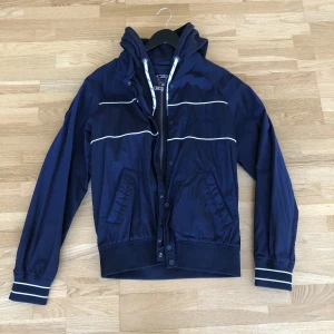 Superdry Jacka - Säljer nu en SuperDry jacka i storlek M. Original pris är 1000kr. Modellen heter SuperDry Hooded Summer House Bomber (m5010019a). Vid frågor tveka inte på att höra av er.