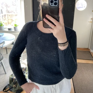 Stickad tröja - Säljer denna stickade tröja från Vila! 